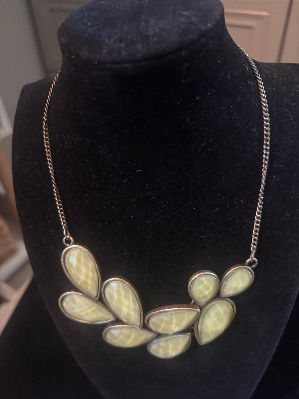 Women’s Pale Green Statement Necklace VNT